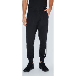 Adidas Originals - Spodnie. Spodnie materiałowe marki adidas Originals. W wyprzedaży za 259.90 zł.
