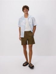 Bawełniana koszula comfort fit - jasnoniebieski. Niebieskie koszule Reserved, l, bez wzorów, z bawełny, bez kołnierzyka, bez ramiączek. Za 119.99 zł.