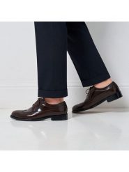 British Passport Skórzane trzewiki w kolorze brązowym rozmiar: 43. Brązowe botki sznurowane British Passport, bez wzorów, bez obcasa, bez zapięcia. Za 448.99 zł.