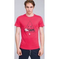 T-shirt męski TSM222 - koral. T-shirty marki Under Armour. W wyprzedaży za 39.99 zł.