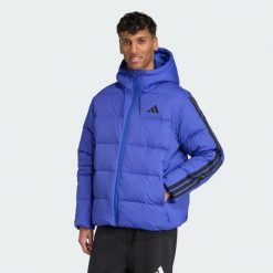Puchowa kurtka z kapturem Essentials Climawarm z 3 paskami. Niebieskie kurtki Adidas, bez wzorów, z puchu, z kapturem. Za 699.00 zł.
