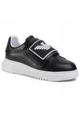 EMPORIO ARMANI Czarne sneakersy. Czarne buty sportowe casual Emporio Armani, bez wzorów, z gumy, bez zapięcia. W wyprzedaży za 799.99 zł.