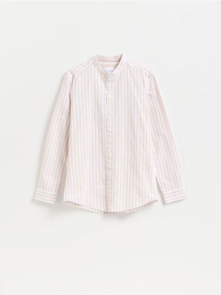 Bawełniana koszula regular fit - kremowy. Białe koszule Reserved, l, bez wzorów, z bawełny, bez kołnierzyka, bez ramiączek. Za 119.99 zł.