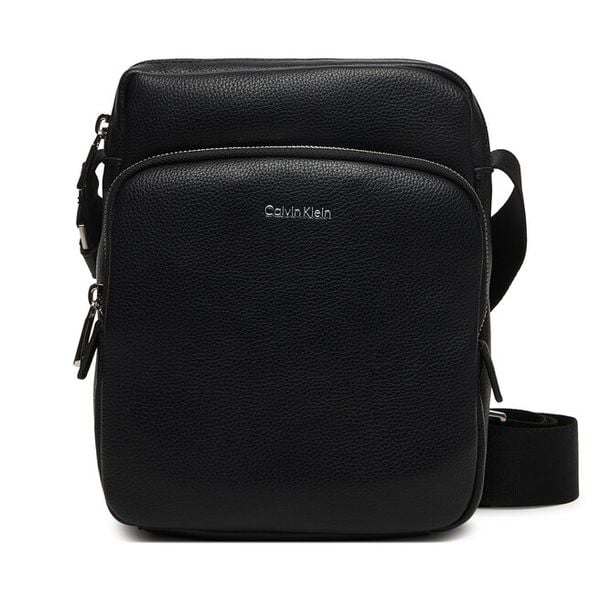 Saszetka Calvin Klein. Czarne saszetki i nerki CALVIN KLEIN, bez wzorów. Za 409.99 zł.