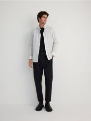 Koszula comfort fit w paski - biały. Białe koszule Reserved, l, bez wzorów, z bawełny, bez kołnierzyka, bez ramiączek. W wyprzedaży za 39.99 zł.