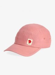 Czapka z daszkiem Fjallraven High Coast Wind Cap. Czerwone czapki z daszkiem Fjällräven, bez wzorów, z materiału. Za 221.75 zł.