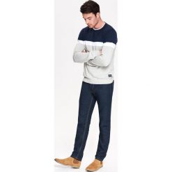 SWETER MĘSKI W MULTIKOLOROWY BLOK. Swetry nierozpinane marki TOP SECRET. W wyprzedaży za 59.99 zł.