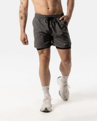 Męskie szorty sportowe 2 w 1 z wewnętrzną warstwą i kieszenią – grafitowy. Szare krótkie spodenki sportowe AESTHETIC WOLF, l, bez wzorów, z elastanu. Za 299.99 zł.