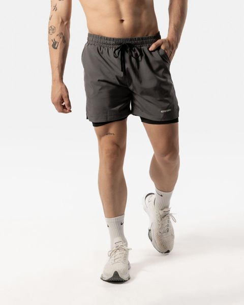 Męskie szorty sportowe 2 w 1 z wewnętrzną warstwą i kieszenią – grafitowy. Szare krótkie spodenki sportowe AESTHETIC WOLF, l, bez wzorów, z elastanu. Za 299.99 zł.