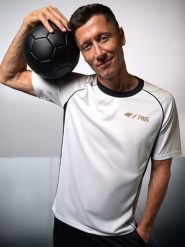 4F Koszulka treningowa szybkoschnąca męska 4F x Robert Lewandowski - biała S. Białe t-shirty 4F, l, bez wzorów, z materiału, bez kołnierzyka, bez ramiączek. Za 149.99 zł.