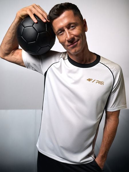 4F Koszulka treningowa szybkoschnąca męska 4F x Robert Lewandowski - biała S. Białe t-shirty 4F, l, bez wzorów, z materiału, bez kołnierzyka, bez ramiączek. Za 149.99 zł.