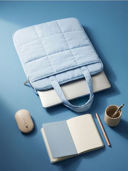 Pikowana torba na laptopa - błękitny. Niebieskie torby na laptopa Sinsay, pikowane. Za 35.99 zł.