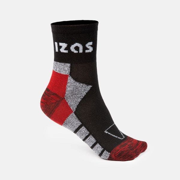 Skarpety sportowe Fiori: wszechstronność i wsparcie przy każdym ruchu, komfort i. Czarne skarpetki sportowe Izas, bez wzorów. Za 130.39 zł.