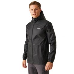 Kurtka Kieszonkowa Wodoodporna Męska + Worek Pack It III. Czarne kurtki Regatta, m, bez wzorów, z materiału, z kapturem. Za 248.99 zł.