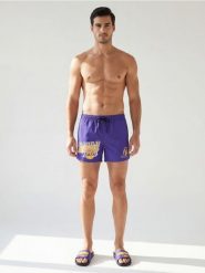 Szorty kąpielowe z nadrukiem NBA Los Angeles Lakers - fioletowy. Fioletowe krótkie spodenki sportowe Sinsay, l, bez wzorów. Za 39.99 zł.