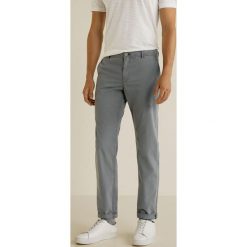 Mango Man - Spodnie Barna3. Eleganckie spodnie marki Mango Man. W wyprzedaży za 59.90 zł.