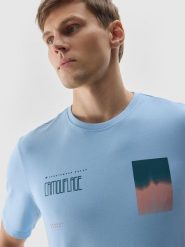 4F T-shirt z nadrukiem męski - niebieski XL. Niebieskie t-shirty 4F, m, z aplikacjami, z bawełny, bez kołnierzyka, bez ramiączek. W wyprzedaży za 39.99 zł.