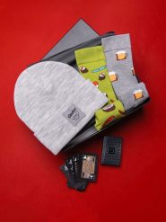 Zestaw prezentowy dla niego - szaro/melanżowa czapka + 2-pak skarpet we wzory + karty do gry - Rozmiar: one size. Szare czapki zimowe Ombre Clothing, bez wzorów, z bawełny. Za 109.99 zł.