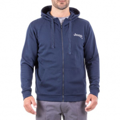 Bluza w kolorze granatowym. Niebieskie bluzy z kapturem marki Jeep, z nadrukiem. W wyprzedaży za 119.95 zł.