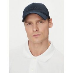 Czapka z daszkiem Calvin Klein. Niebieskie czapki z daszkiem CALVIN KLEIN, bez wzorów. Za 109.99 zł.