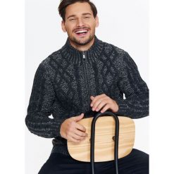 KARDIGAN MĘSKI Z PRZEPLOTAMI. Golfy marki TOP SECRET. W wyprzedaży za 59.99 zł.