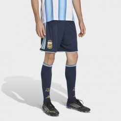 Szorty Argentina 26 Home Replica. Niebieskie szorty Adidas, bez wzorów, klasyczne, z standardowym stanem. Za 199.00 zł.