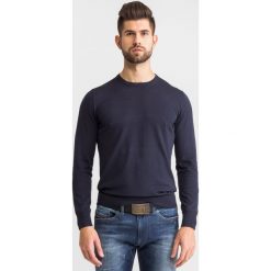 Granatowy sweter męski. Niebieskie swetry nierozpinane Armani Collezioni, m, z aplikacjami, z bawełny, bez kołnierzyka, bez ramiączek. Za 1,149.00 zł.