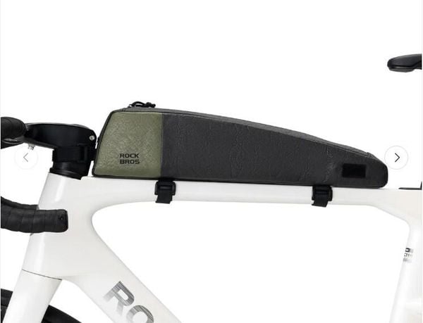 Torba na ramę rowerową Rockbros 0,9l. Czarne torby na ramię ROCKBROS, bez wzorów, z materiału, na ramię, małe, bez dodatków. Za 50.00 zł.