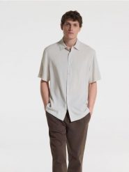 Koszula comfort fit z lyocellem - beżowy. Brązowe koszule Reserved, l, bez wzorów, z lyocellu, bez kołnierzyka, bez ramiączek. W wyprzedaży za 59.99 zł.