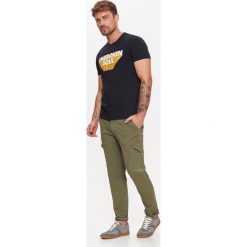 T-SHIRT MĘSKI Z NADRUKIEM. Bluzki z długim rękawem marki TOP SECRET. W wyprzedaży za 9.99 zł.