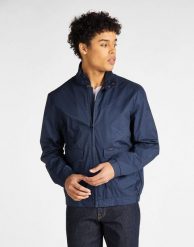 MĘSKA KURTKA PRZEJŚCIOWA LEE HARRINGTON JACKET REGULAR NAVY L88TCR35 112123781. Niebieskie kurtki Lee, l, bez wzorów, bez kaptura. Za 309.99 zł.