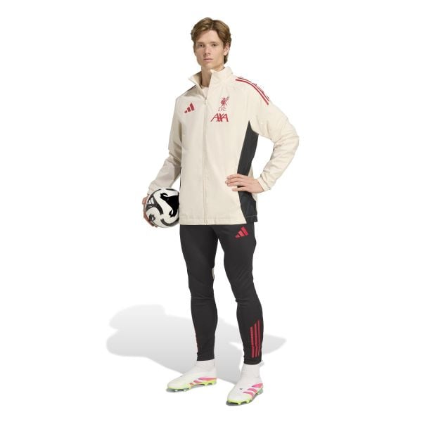 Kurtka dresowa zewnętrzna Liverpool FC 2025/26. Białe kurtki Adidas, bez wzorów, z dresówki, bez kaptura, do piłki nożnej. W wyprzedaży za 377.70 zł.