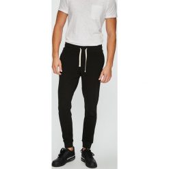 Jack & Jones - Spodnie. Czarne spodnie materiałowe Jack & Jones, na co dzień, m, bez wzorów, z bawełny, casualowe. W wyprzedaży za 89.90 zł.
