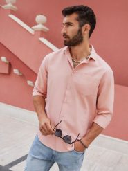 Męska koszula z kieszenią REGULAR FIT - różowa V5 OM-SHCS-0148 - XXL. Czerwone koszule Ombre Clothing, l, bez wzorów, z bawełny, bez kołnierzyka, bez ramiączek. W wyprzedaży za 49.99 zł.