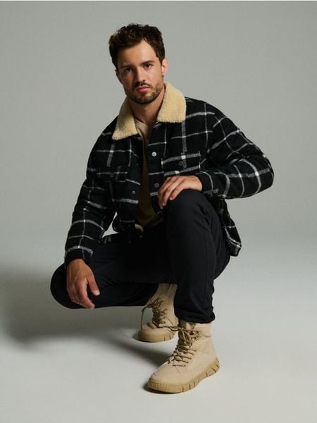 Trapery z imitacji zamszu - beżowy. Brązowe trapery Sinsay, bez zapięcia. Za 99.99 zł.