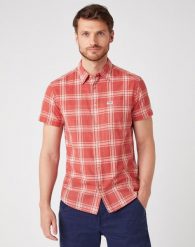 KOSZULA MĘSKA WRANGLER SS 1PKT SHIRT BARN RED W5J6OEXER 112130186. Czerwone koszule Wrangler, m, bez wzorów, bez kołnierzyka, bez ramiączek. Za 129.99 zł.