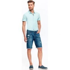 SZORTY MĘSKIE JEANSOWE Z PRZESZYCIAMI. Szorty TOP SECRET. W wyprzedaży za 39.99 zł.