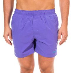 Szorty kąpielowe w kolorze fioletowym. Klapki marki CALVIN KLEIN. W wyprzedaży za 173.95 zł.