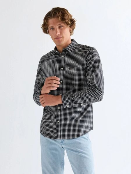 MESKA KOSZULA WRANGLER 1 PKT SHIRT BLACK 112378031. Czarne koszule Wrangler, l, bez wzorów, bez kołnierzyka, bez ramiączek. Za 139.99 zł.