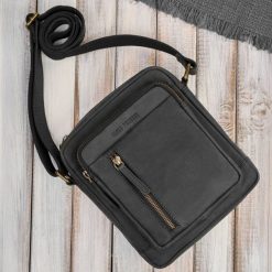 Listonoszka męska saszetka skórzana czarna vintage IM-01-HBL. Czarne torby na ramię bez wzorów, ze skóry, na ramię, matowe, bez dodatków. Za 169.00 zł.