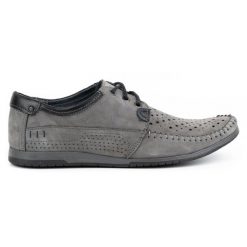 KOMODO Buty męskie mokasyny 875 lato szare. Szare mokasyny w ażurowe wzory, ze skóry, bez obcasa, bez zapięcia. Za 377.80 zł.