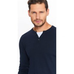SWETER MĘSKI Z BIAŁĄ WSTAWKĄ I OZDOBNYMI GUZIKAMI. Swetry nierozpinane marki TOP SECRET. W wyprzedaży za 39.99 zł.