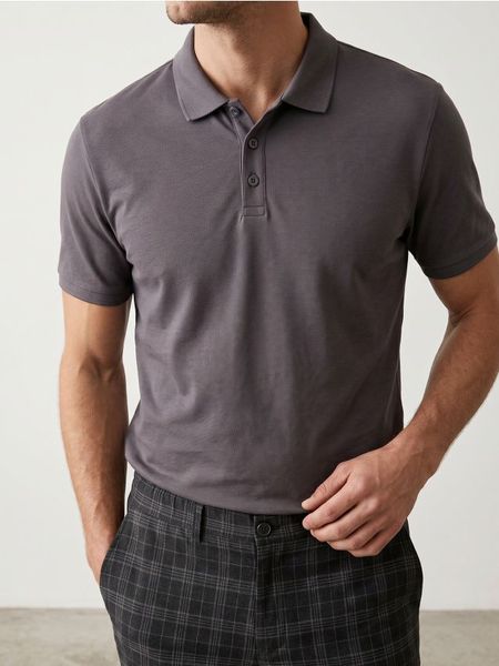 Bawełniana koszulka polo - fioletowy. Fioletowe koszulki polo sportowe Sinsay, l, bez wzorów, z bawełny, bez kołnierzyka, bez ramiączek. Za 22.99 zł.