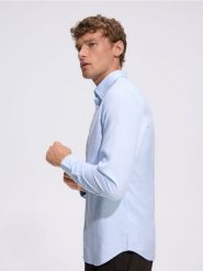 Koszula slim z włóknem bambusowym - jasnoniebieski. Niebieskie koszule Reserved, l, bez wzorów, z tkaniny, bez kołnierzyka, bez ramiączek. Za 139.99 zł.