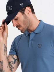 Jednokolorowa koszulka polo męska BASIC z dzianiny pique - niebieska V16 OM-POBS-0100 - XXL. Niebieskie koszulki polo sportowe Ombre Clothing, l, z aplikacjami, z bawełny, bez kołnierzyka, bez ramiączek. Za 77.99 zł.