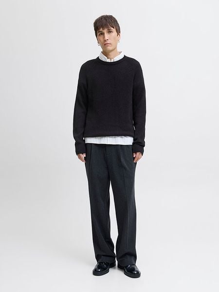 Jack & Jones Sweter w kolorze czarnym rozmiar: XL. Czarne swetry nierozpinane Jack & Jones, xl, bez wzorów, bez kołnierzyka, bez ramiączek. Za 118.01 zł.