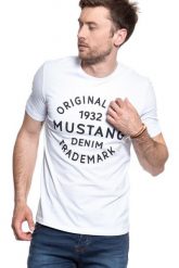 MUSTANG T SHIRT Logo T-Shirt general White 1007561 2045. Białe t-shirty Mustang, m, bez wzorów, bez kołnierzyka, bez ramiączek. W wyprzedaży za 39.99 zł.