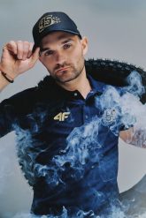 4F Koszulka polo regular uniseks 4F x Bartosz Zmarzlik - granatowa M. Niebieskie koszulki polo 4F, m, bez wzorów, z bawełny, bez kołnierzyka, bez ramiączek. Za 129.99 zł.