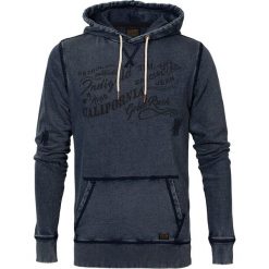 Bluza w kolorze granatowym. Bluzy z kapturem marki Petrol Industries, m, z nadrukiem, z bawełny, z kapturem. W wyprzedaży za 127.95 zł.