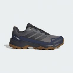 Buty turystyczne Terrex Skychaser AX5 GORE-TEX. Niebieskie buty turystyczne Adidas, bez wzorów, z gore-texu, bez zapięcia, wspinaczkowe, gore-tex. Za 529.00 zł.